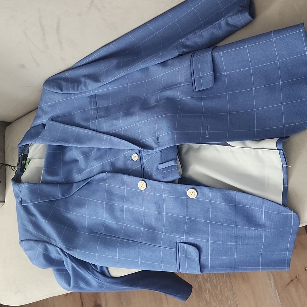 Boys size 18 TH Flex 2-piece windowpane suit. Excellent condition. Drycleaned.